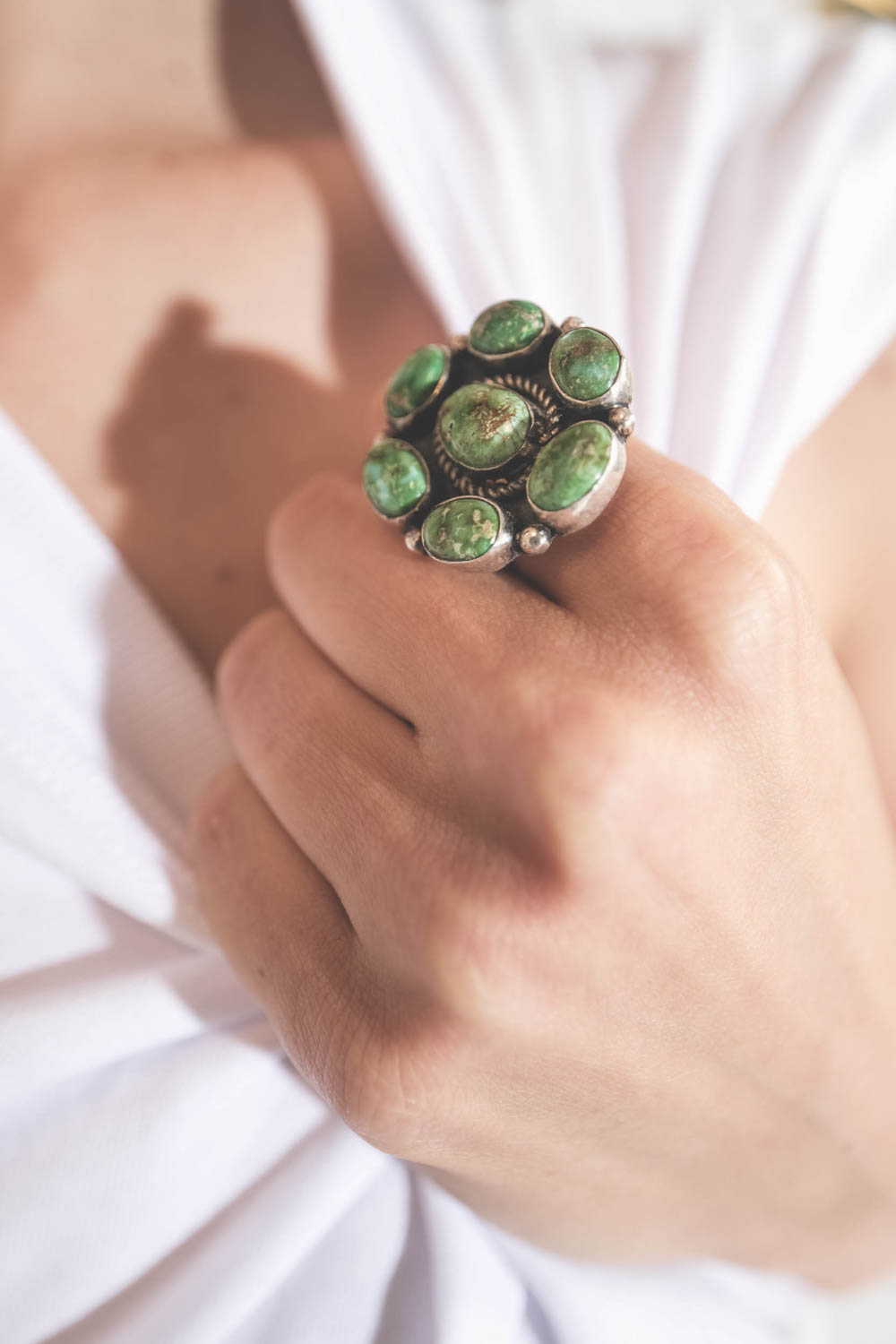 Produit Bague fleur en argent et turquoise Lake. J Carico Harpo. Pièce unique. Taille 54. Porté de face avec un tee-shirt blanc Nayda Marant Etoile.
