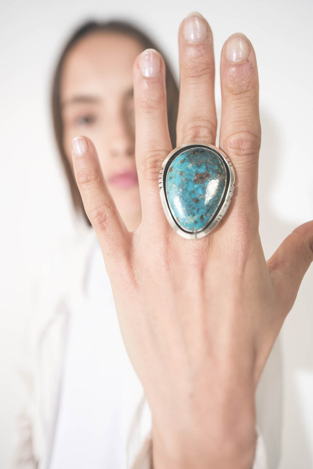 Bague en argent et turquoise Kingman L.J Navajo Harpo. Porté au majeur. Pièce unique. Taille 54.