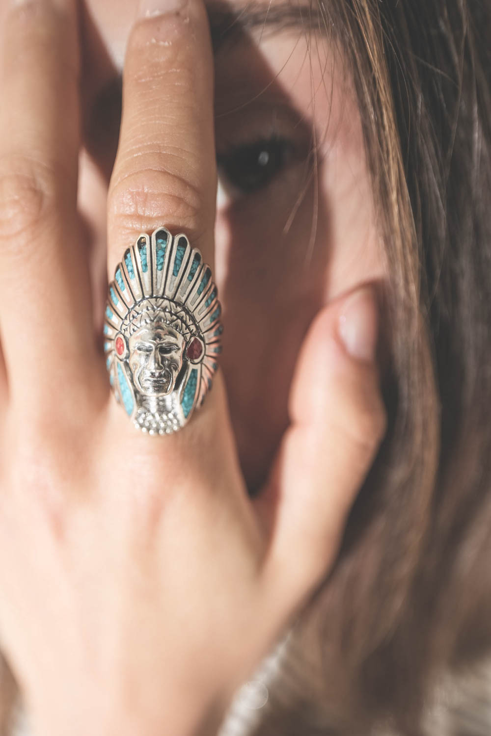 Bague Navajo Inlay Tête d'Indien grand modèle Harpo Paris. Porté sur l'index.