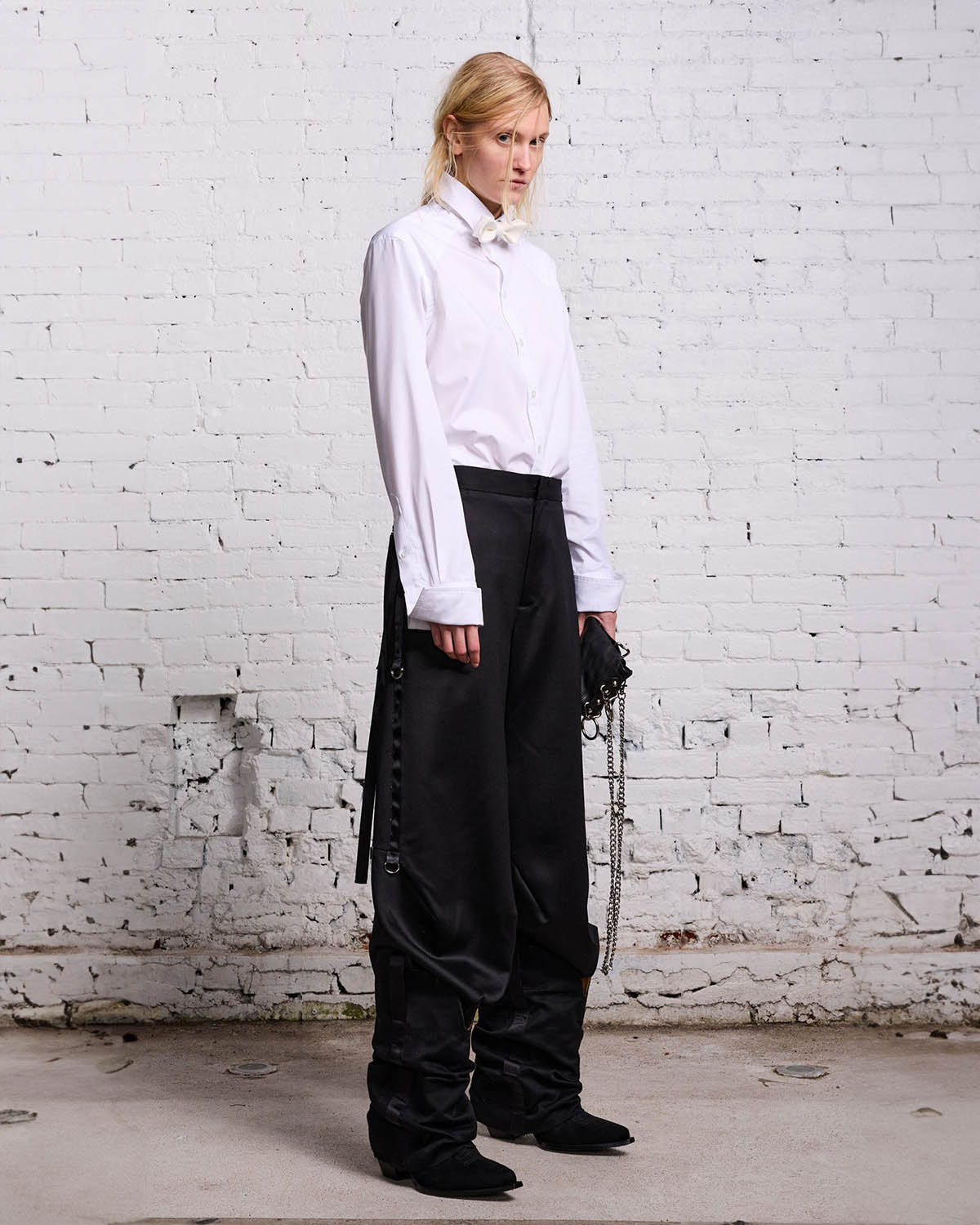 Chemise blanche col montant manches poignets mousquetaire r13. Porté avec un noeud papillon.