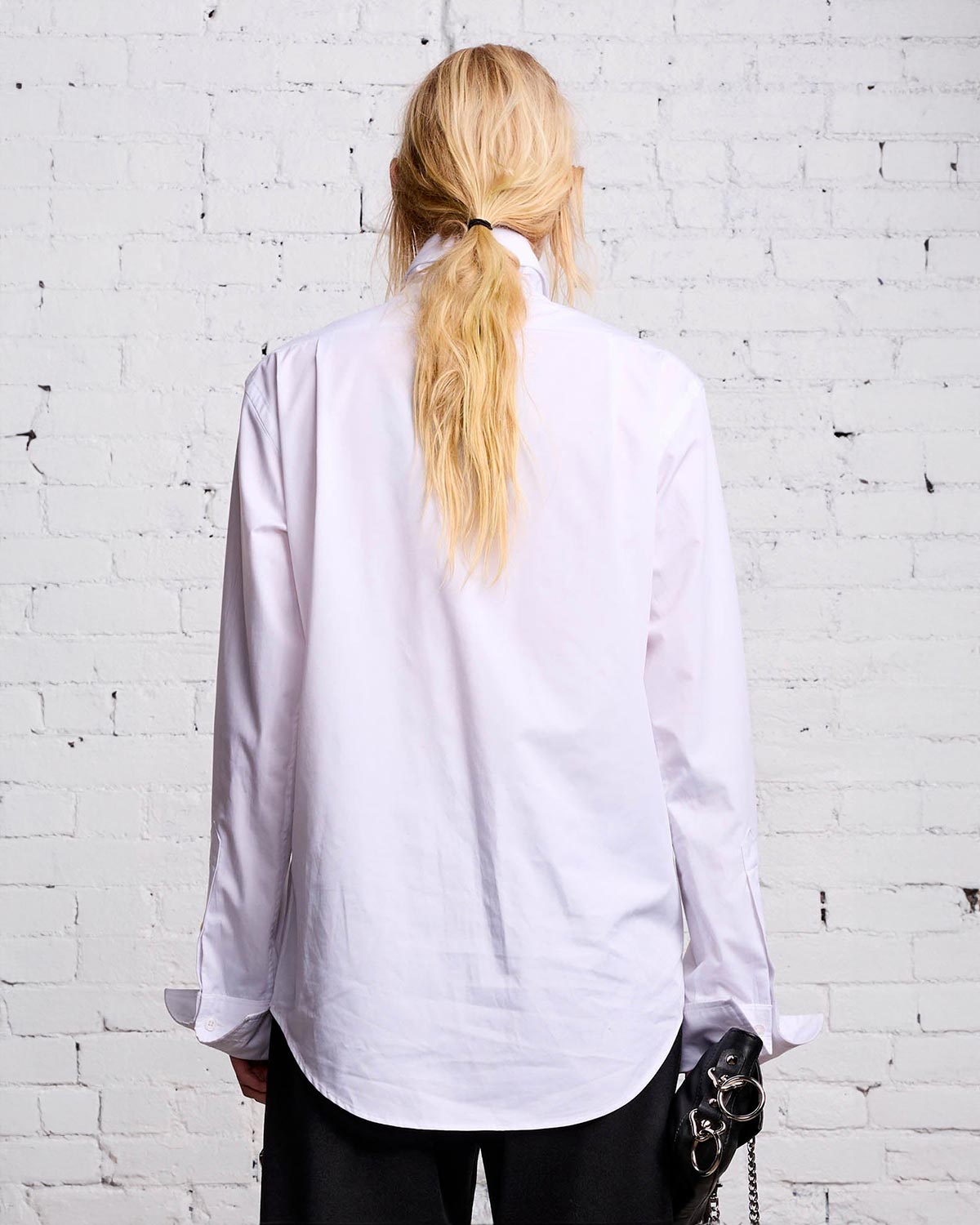 Chemise blanche col montant manches poignets mousquetaire r13. Porté de dos.