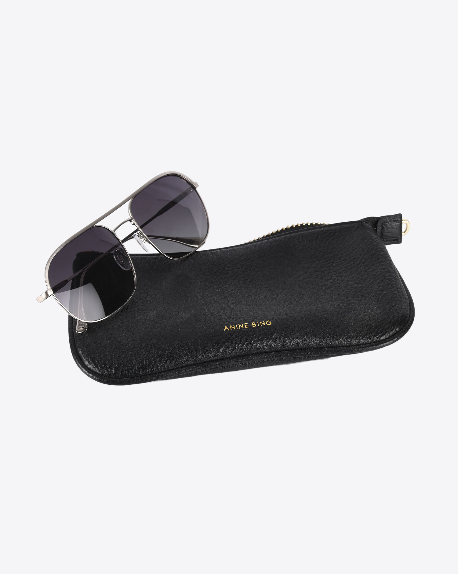 Lunettes de soleil métal argenté Highland Anine Bing. Avec sa pochette en cuir. 