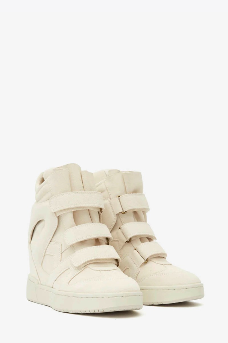 Baskets montantes compensées IM3 Isabel Marant en cuir suédé écru. Détail de la fermeture à scratchs. 