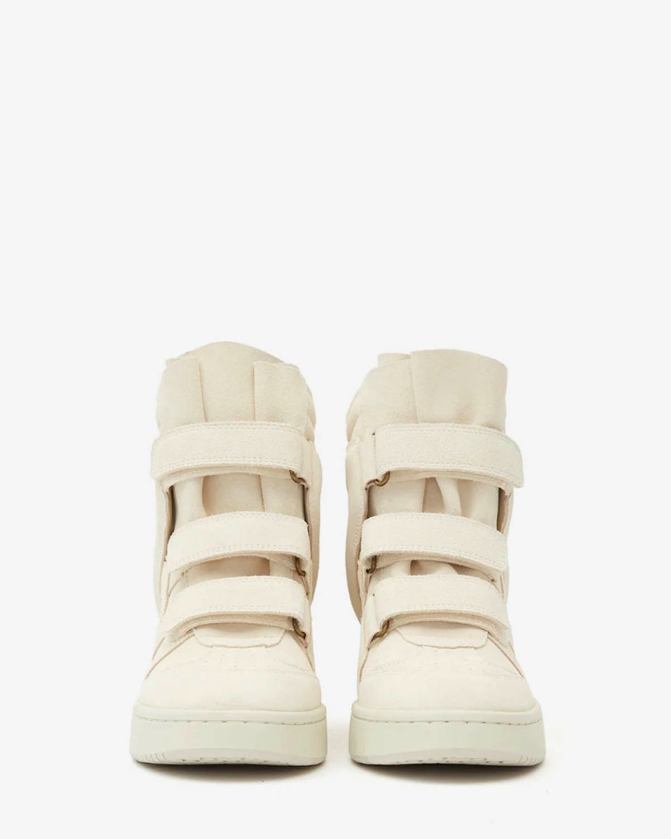 Baskets montantes compensées IM3 Isabel Marant en cuir suédé écru. Détail de la fermeture à scratchs. Vue de face.