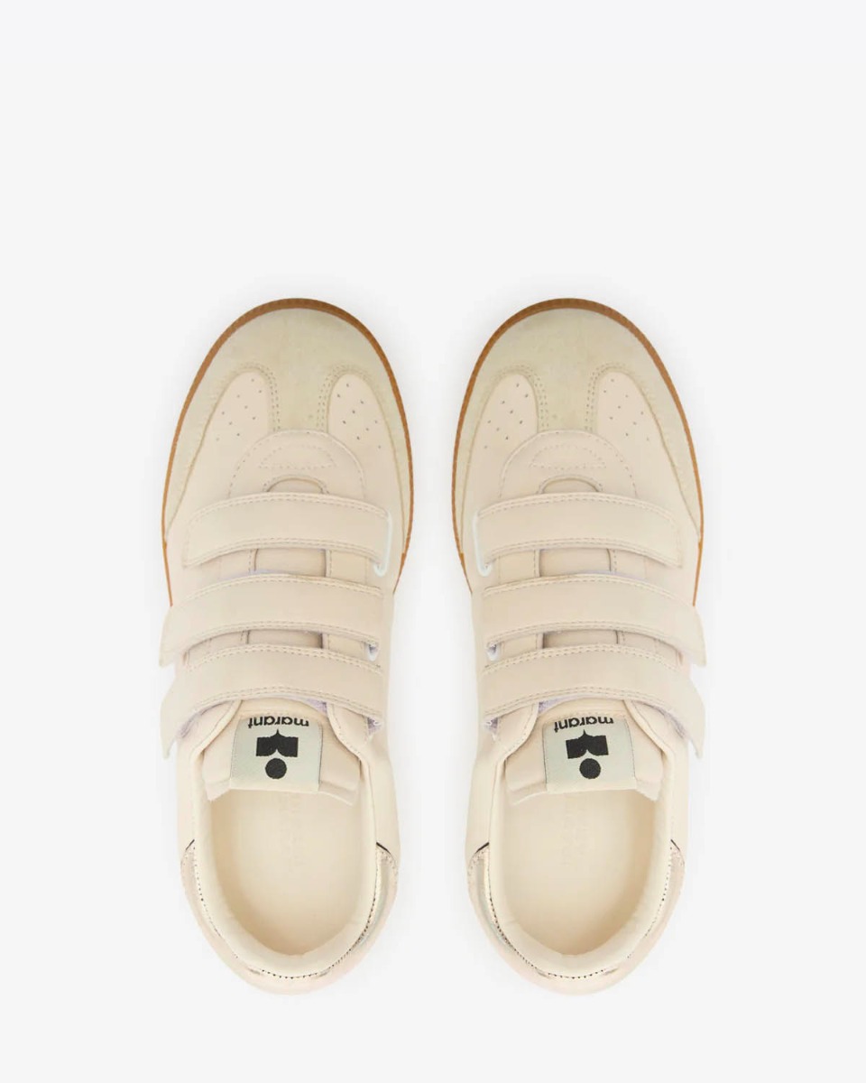 Baskets basses à scratch Beth Isabel Marant en cuir blanc logo doré. Détail de la fermeture à scratchs. 