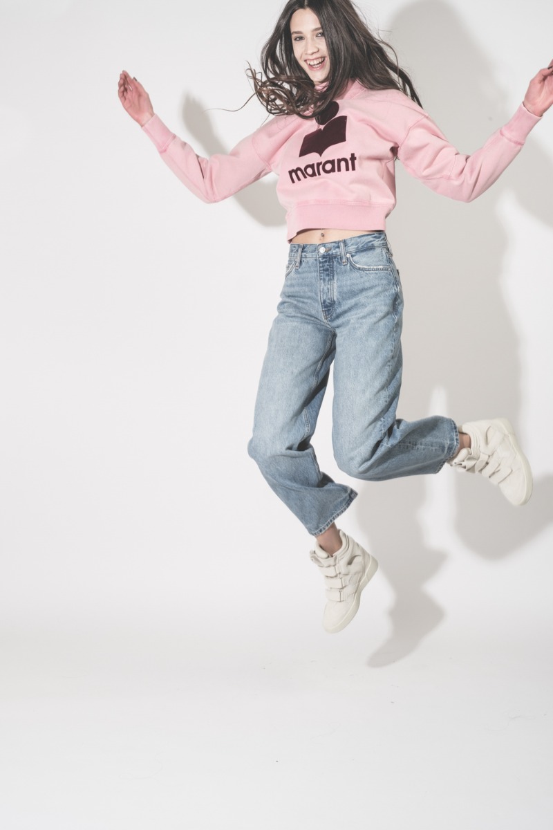 Baskets montantes compensées IM3 Isabel Marant en cuir suédé écru, portées avec un sweatshirt Moby Isabel Marant Étoile.