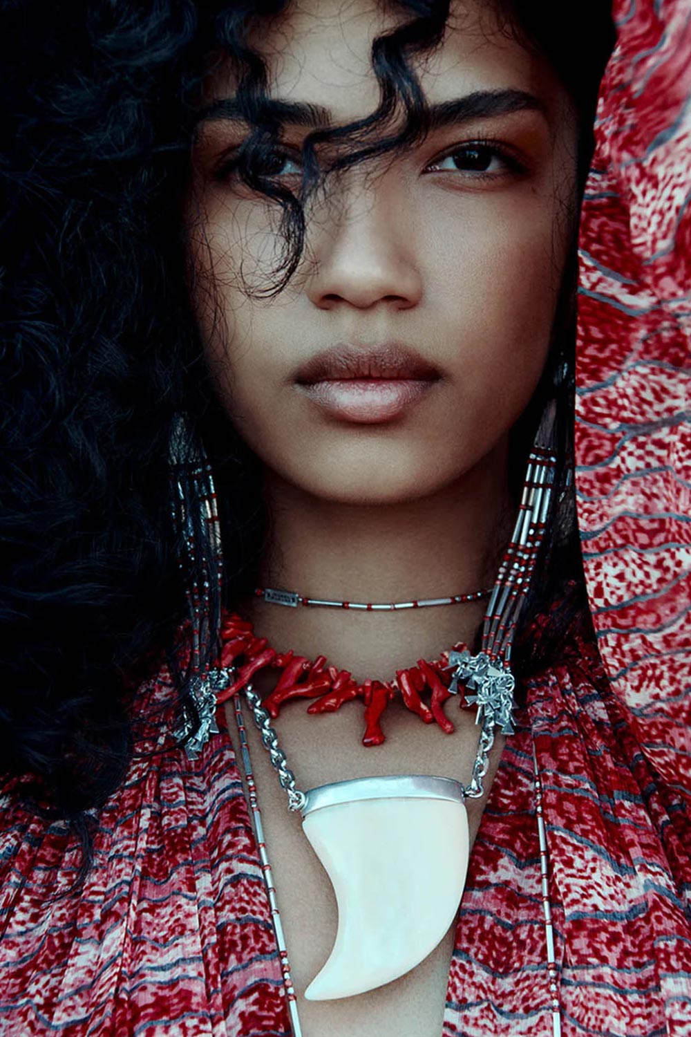 Produit Collier dent de requin sur dimensionnée en os écru finition argentée Ellen Isabel Marant. Porté en accumulation avec un collier corail. Photo Robin Galiegue - Modèle Jessie Aina.