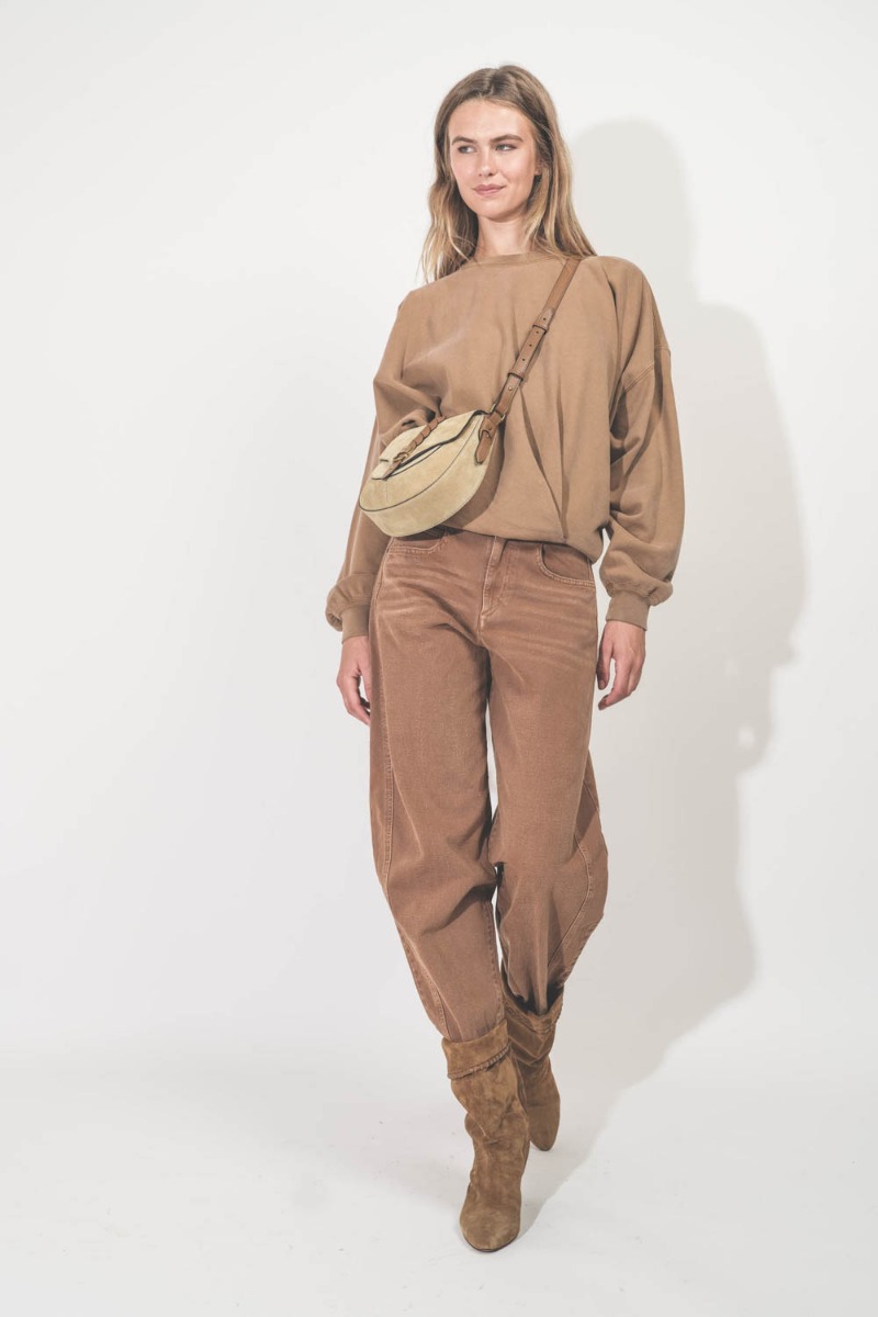 Boots Dalby Isabel Marant en cuir suédé drapé cognac. Porté en total look cognac.