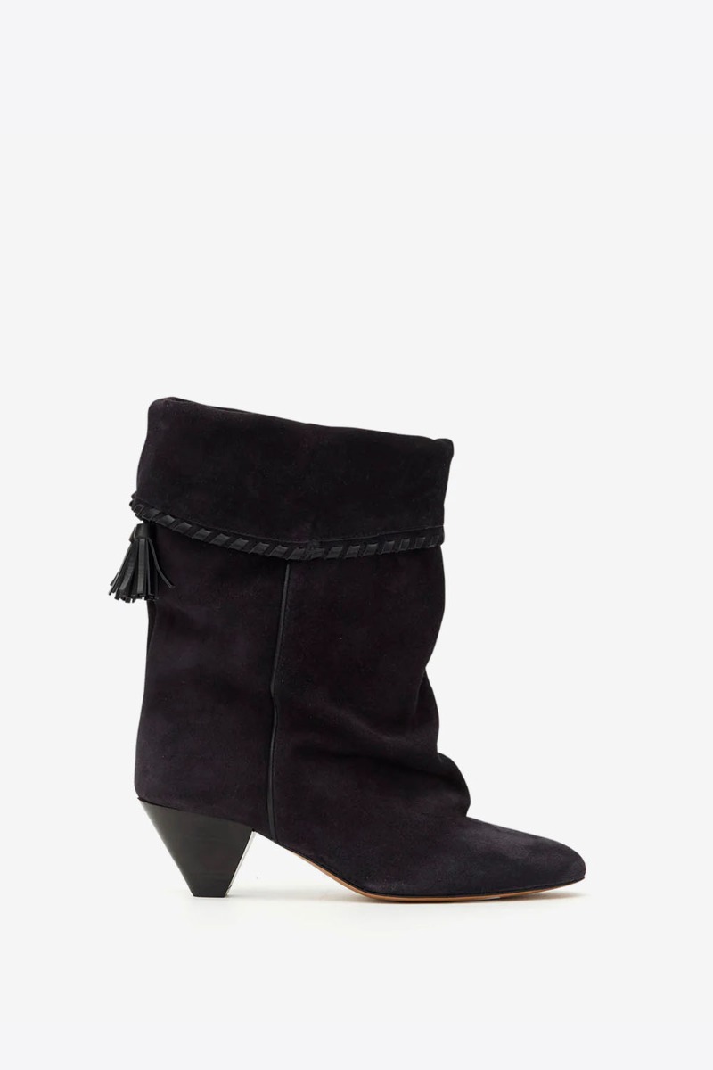 Boots Dalby Isabel Marant en cuir suédé noir délavé. Profil. Détail du revers avec pompon. 