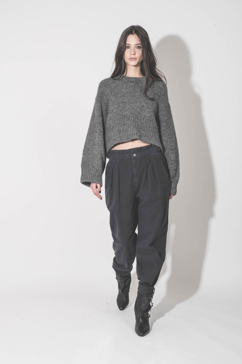 Boots Darner Buckle Isabel Marant en cuir suédé noir délavé et en cuir lisse noir, portée de face avec un pantalon large Isabel Marant Etoile.