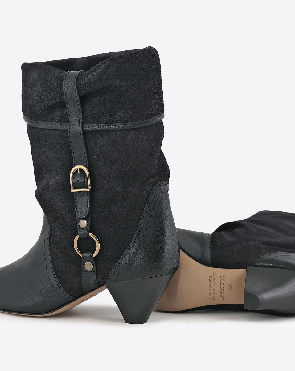 Boots Darner Buckle Isabel Marant en cuir su&eacute;d&eacute; noir d&eacute;lav&eacute; et en cuir lisse noir. D&eacute;tail de la boucle sur la tige et des talons.