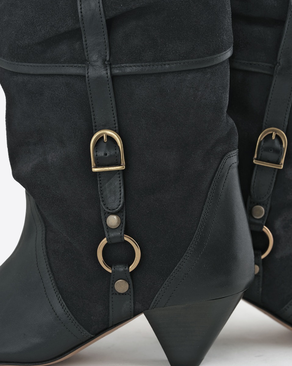 Boots Darner Buckle Isabel Marant en cuir su&eacute;d&eacute; noir d&eacute;lav&eacute; et en cuir lisse noir. D&eacute;tail de la boucle en m&eacute;tal dor&eacute; sur la tige.