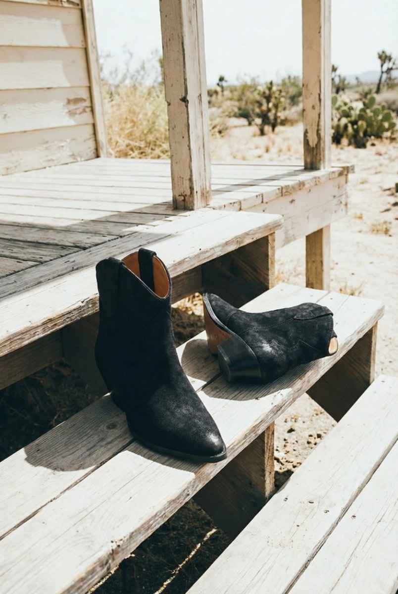 Boots Santiags Dewina Isabel Marant en cuir su&eacute;d&eacute; noir d&eacute;lav&eacute;. 