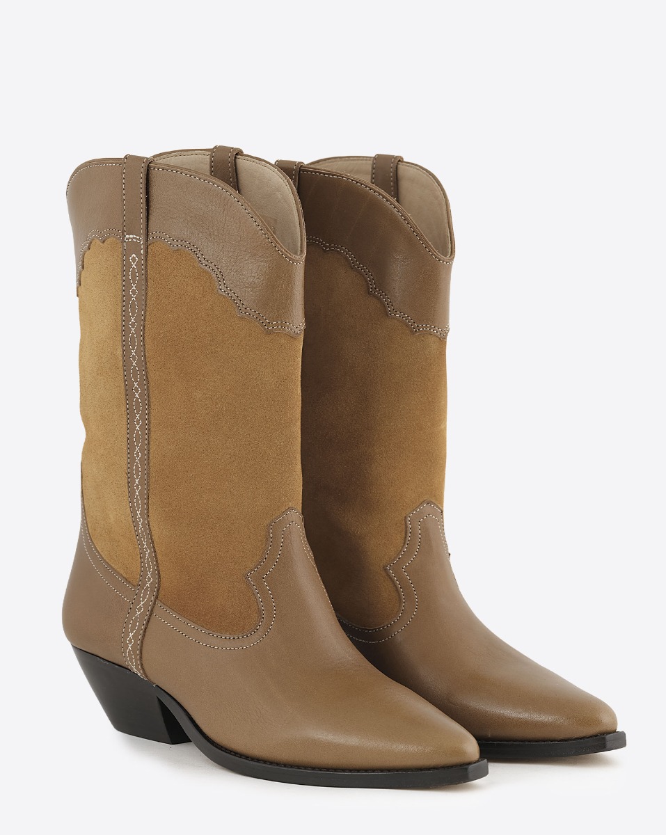 Boots santiags Duerto Isabel Marant en cuir su&eacute;d&eacute; et cuir lisse ch&acirc;taigne. Vue de face. 