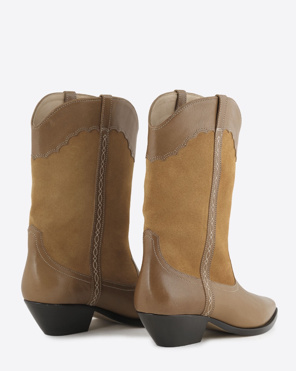 Boots santiags Duerto Isabel Marant en cuir su&eacute;d&eacute; et cuir lisse ch&acirc;taigne. Vue de dos.