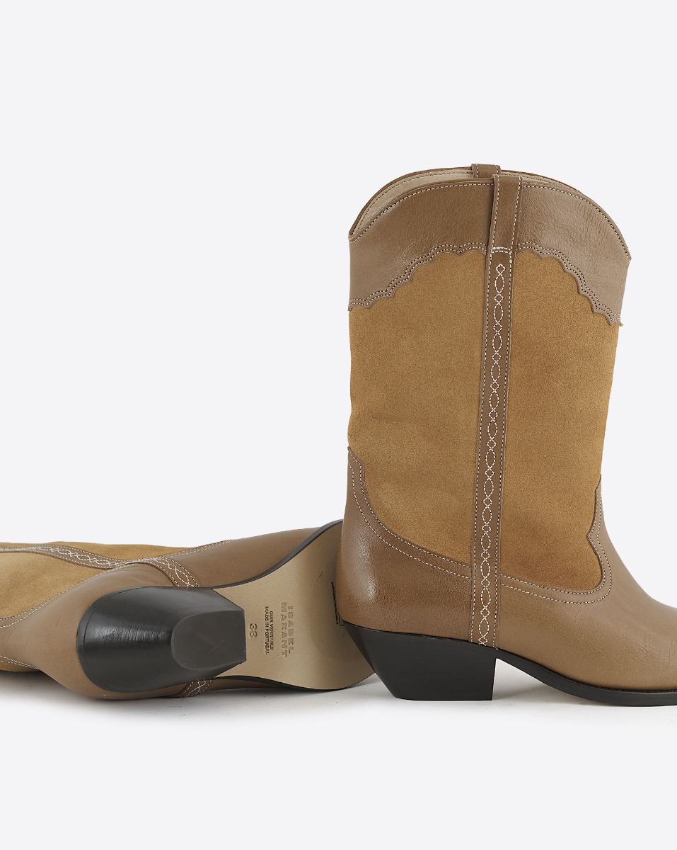 Boots santiags Duerto Isabel Marant en cuir su&eacute;d&eacute; et cuir lisse ch&acirc;taigne. D&eacute;tail du talon.