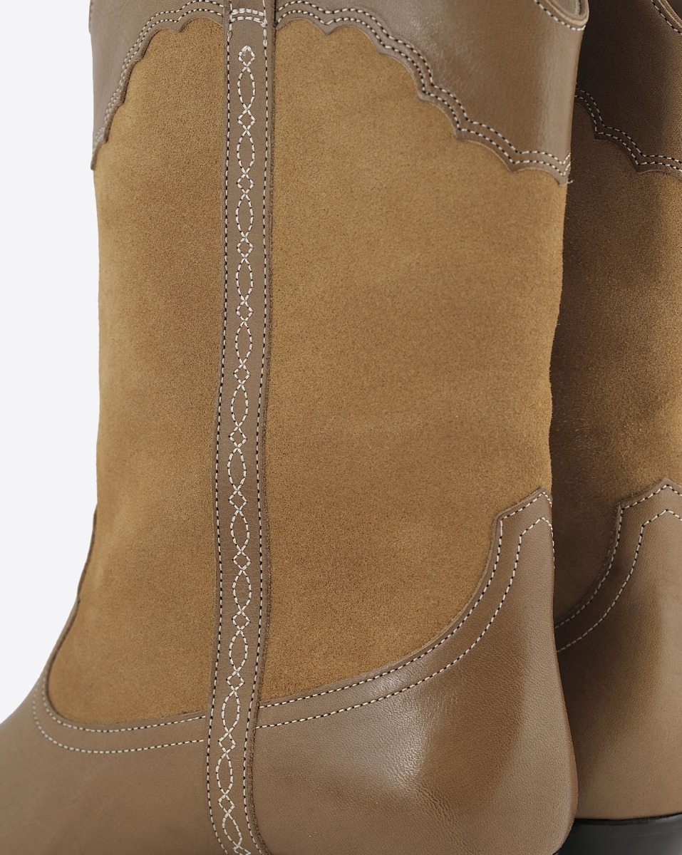 Boots santiags Duerto Isabel Marant en cuir su&eacute;d&eacute; et cuir lisse ch&acirc;taigne. D&eacute;tail du cuir et de la broderie sur la tige.