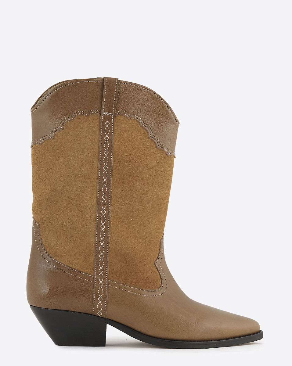 Boots santiags Duerto Isabel Marant en cuir su&eacute;d&eacute; et cuir lisse ch&acirc;taigne. Vue de profil.