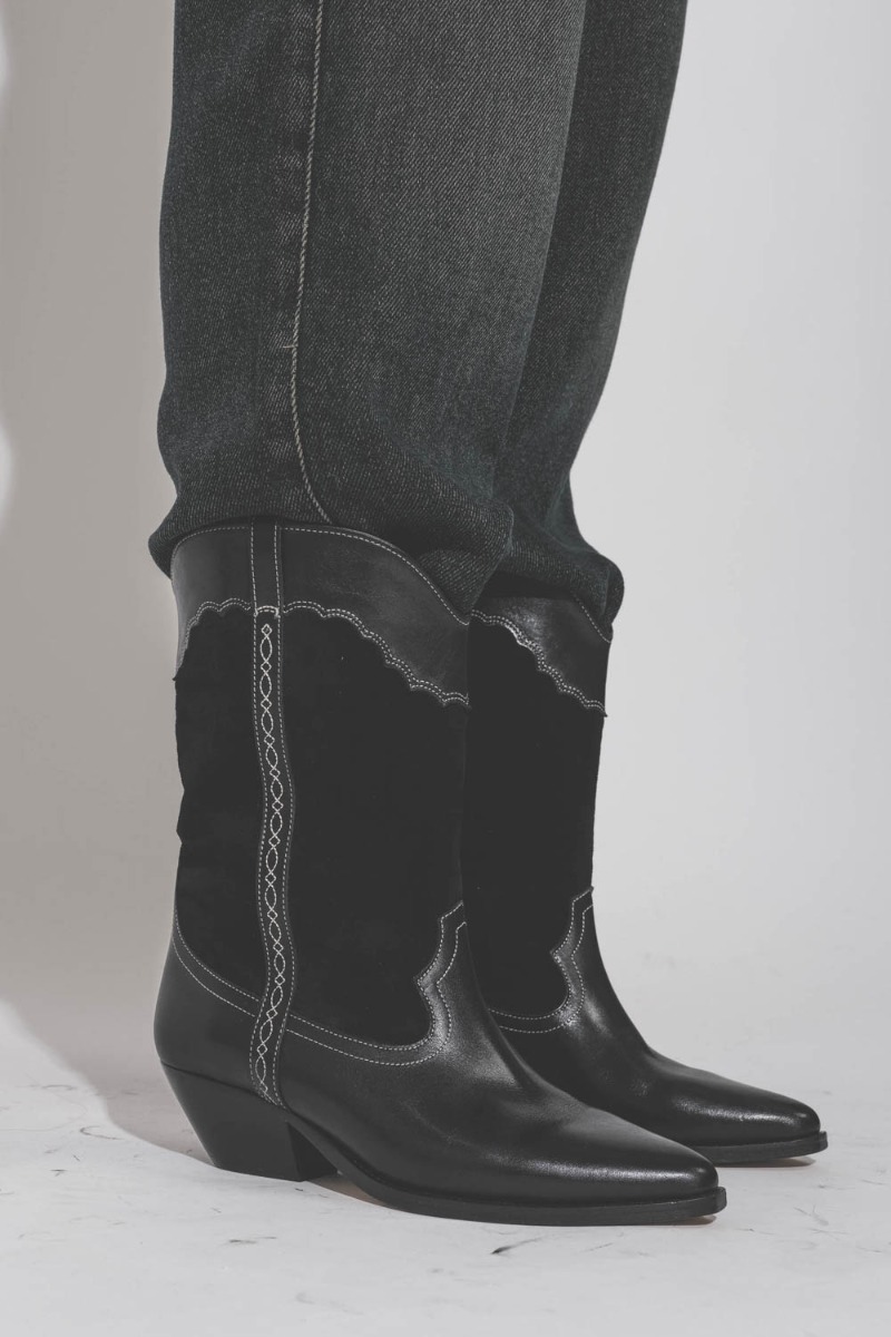 Bottes Santiag Duerto Isabel Marant en cuir suédé et en cuir lisse brodé noir, portées avec un jean Isabel Marant.