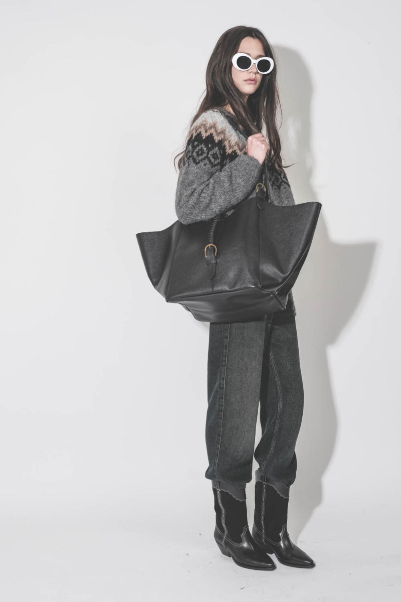 Bottes Santiag Duerto Isabel Marant en cuir suédé et en cuir lisse brodé noir, portées avec un grand cabas en cuir noir Jérôme Dreyfuss.