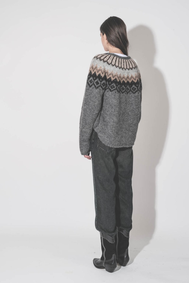 Bottes Santiag Duerto Isabel Marant en cuir suédé et en cuir lisse brodé noir, portées de dos.