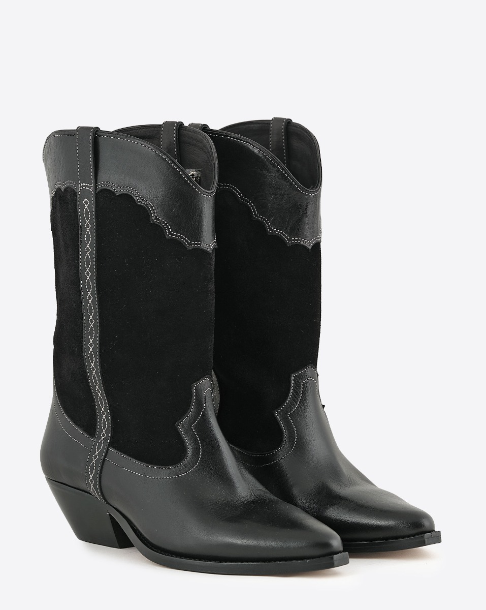 Bottes Santiag Duerto Isabel Marant en cuir su&eacute;d&eacute; et en cuir lisse brod&eacute; noir. Vue de face.