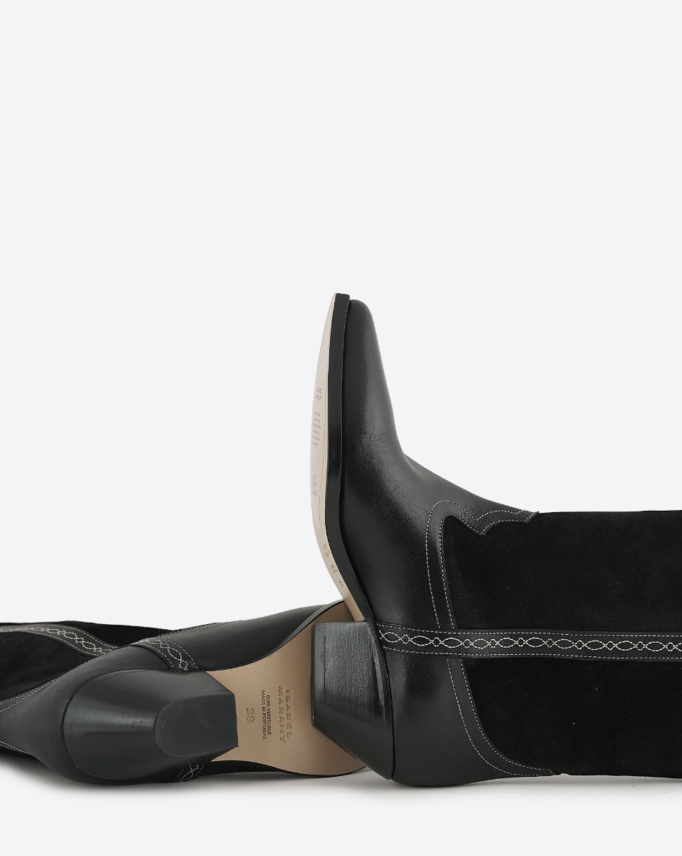 Bottes Santiag Duerto Isabel Marant en cuir su&eacute;d&eacute; et en cuir lisse brod&eacute; noir. D&eacute;tail des sous-semelles et talons.
