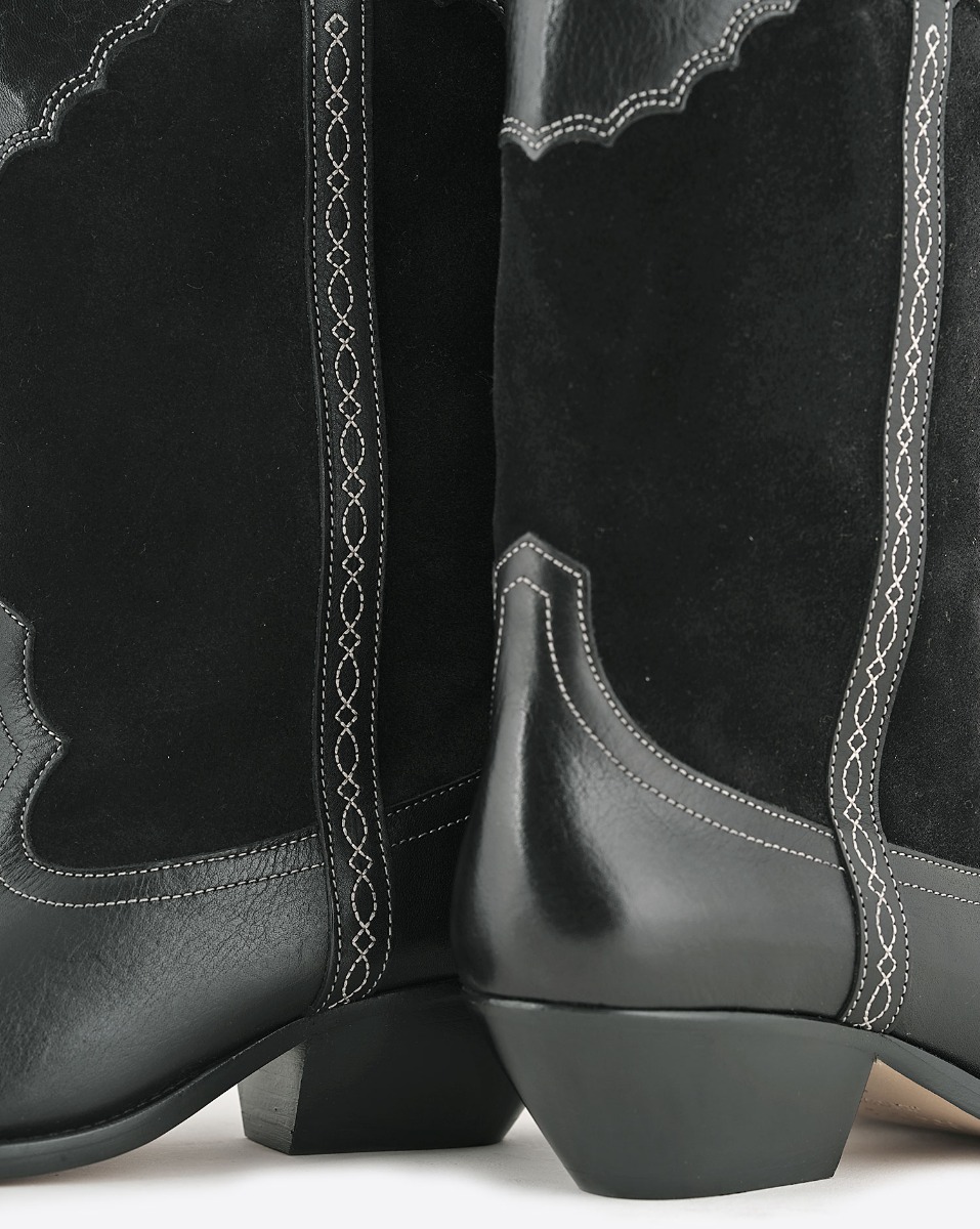 Bottes Santiag Duerto Isabel Marant en cuir su&eacute;d&eacute; et en cuir lisse brod&eacute; noir. D&eacute;tail du cuir su&eacute;d&eacute; brod&eacute; et du talon.