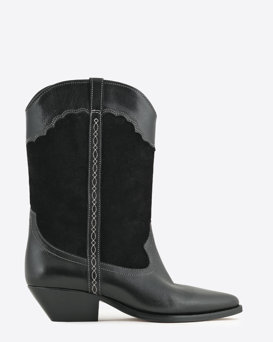 Bottes Santiag Duerto Isabel Marant en cuir su&eacute;d&eacute; et en cuir lisse brod&eacute; noir. Vue de profil.