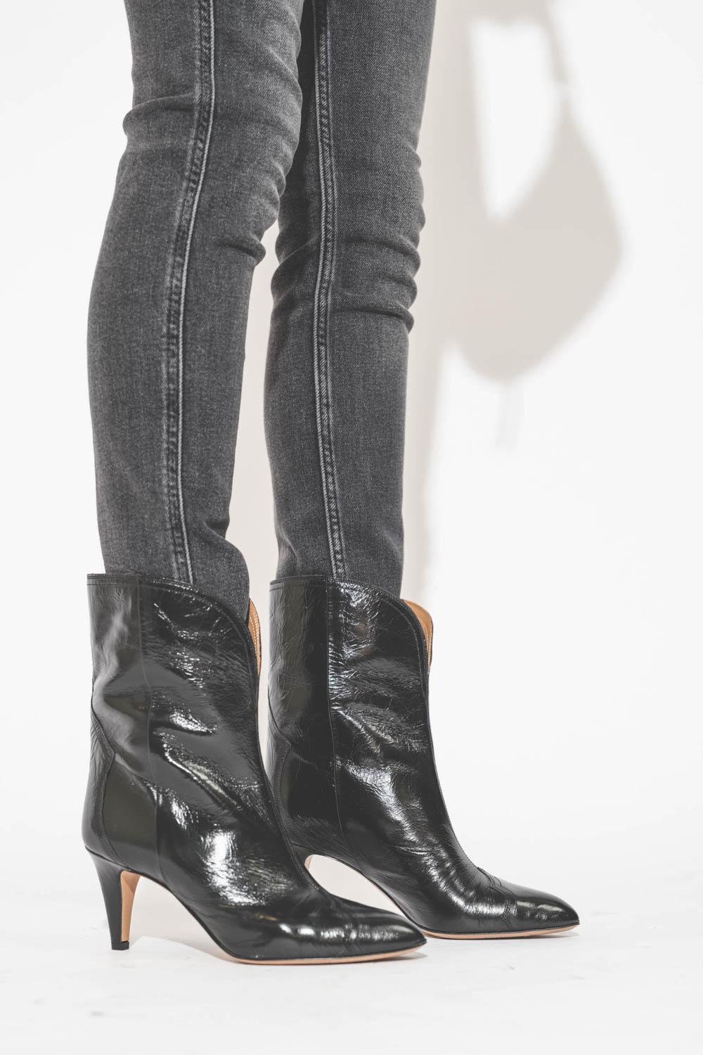 Boots à talons en cuir noir glacé et craquelé Dytho Isabel Marant. Porté avec un jean Slim gris. 