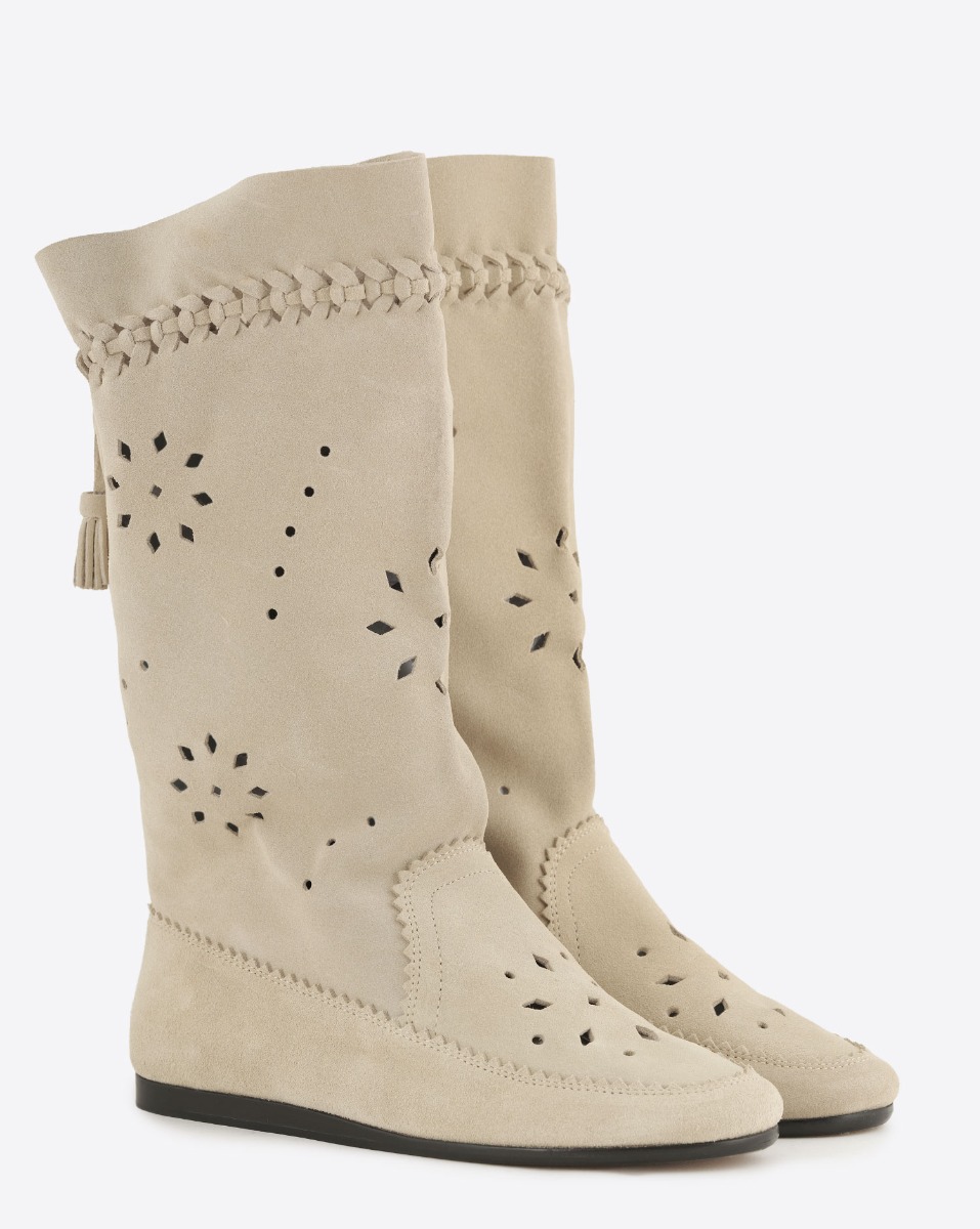 Bottes souples Welky Isabel Marant en cuir su&eacute;d&eacute; perfor&eacute; sable. Vue de face.