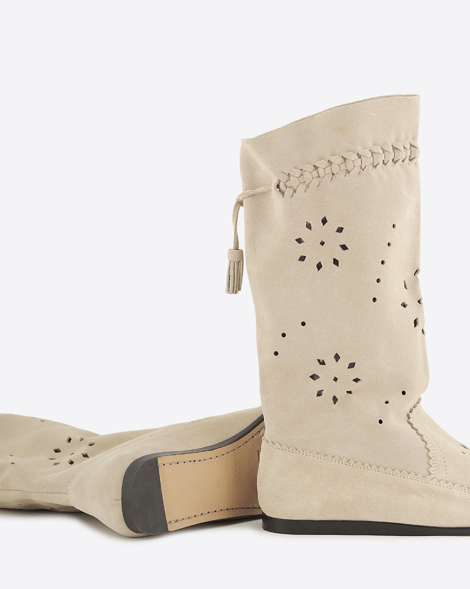 Bottes souples Welky Isabel Marant en cuir su&eacute;d&eacute; perfor&eacute; sable. D&eacute;tail sous la semelle.