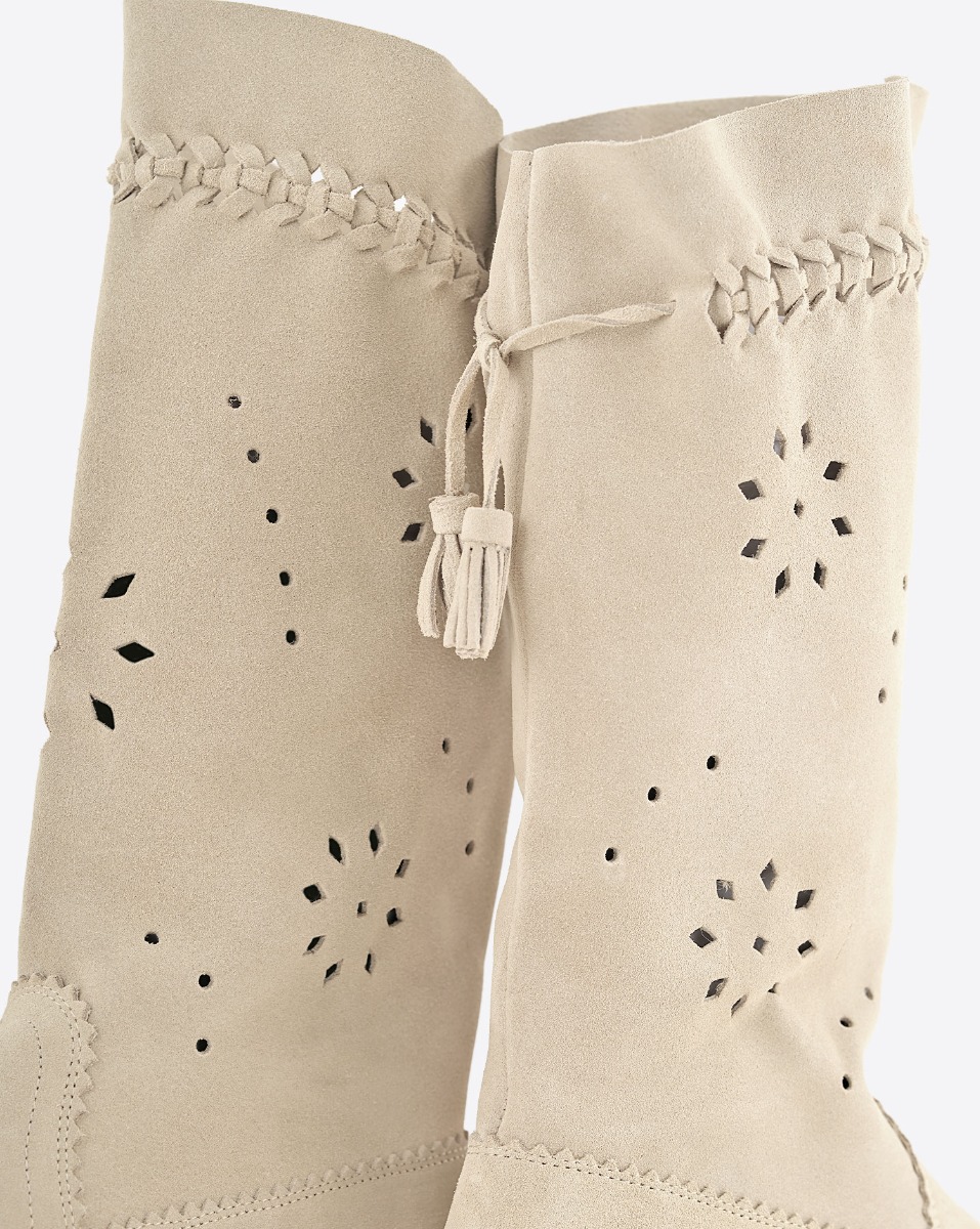Bottes souples Welky Isabel Marant en cuir su&eacute;d&eacute; perfor&eacute; sable. D&eacute;tail du lien de serrage avec des pompons.