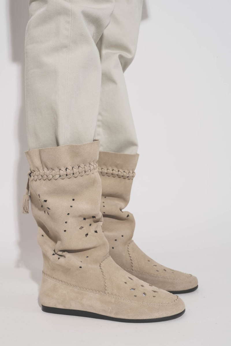 Bottes souples Welky Isabel Marant en cuir su&eacute;d&eacute; perfor&eacute; sable, port&eacute;es de profil.