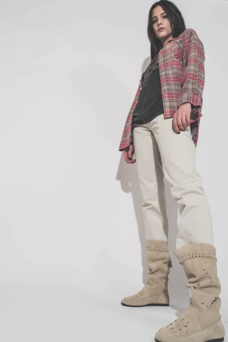 Bottes souples Welky Isabel Marant en cuir su&eacute;d&eacute; perfor&eacute; sable, port&eacute;es avec un jean &eacute;cru R13.