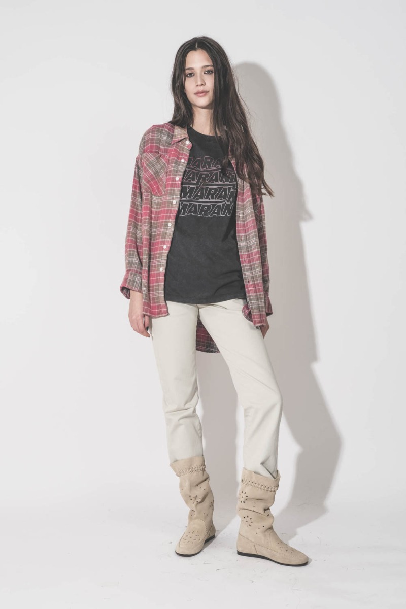 Bottes souples Welky Isabel Marant en cuir su&eacute;d&eacute; perfor&eacute; sable, port&eacute;es de face avec un jean ivoire R13.