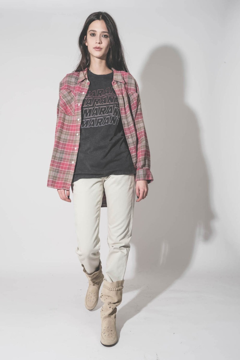 Bottes souples Welky Isabel Marant en cuir su&eacute;d&eacute; perfor&eacute; sable, port&eacute;es avec un jean ivoire, une chemise &agrave; carreaux R13 et un tee-shirt Marant Etoile.