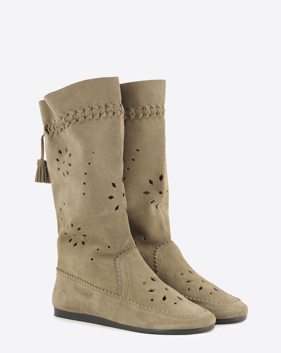 Boots Welky taupe Isabel Marant en cuir su&eacute;d&eacute; souple perfor&eacute;. Vue de face.