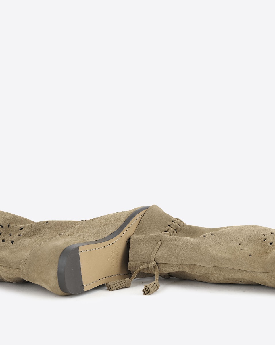 Boots Welky taupe Isabel Marant en cuir su&eacute;d&eacute; souple perfor&eacute;. D&eacute;tails des talons plats.