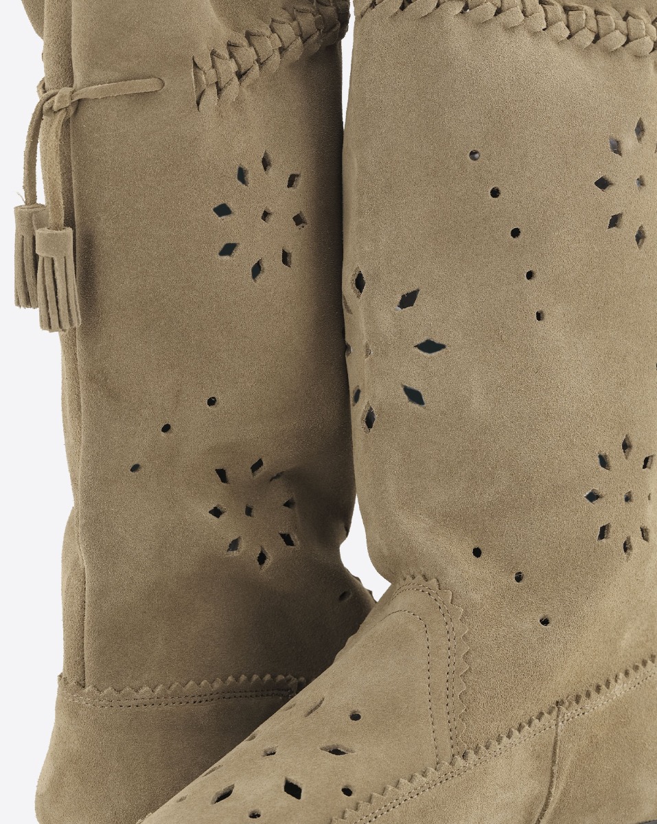 Boots Welky taupe Isabel Marant en cuir su&eacute;d&eacute; souple perfor&eacute;. D&eacute;tail de la mati&egrave;re et du lien nou&eacute; &agrave; l'arri&egrave;re.