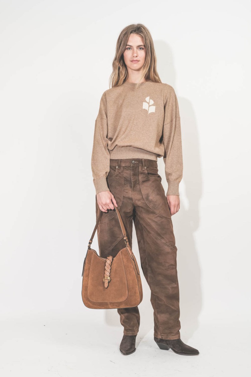 Bottes Duerto Isabel Marant en cuir suédé chocolat. Portées de face avec un pantalon tabac.