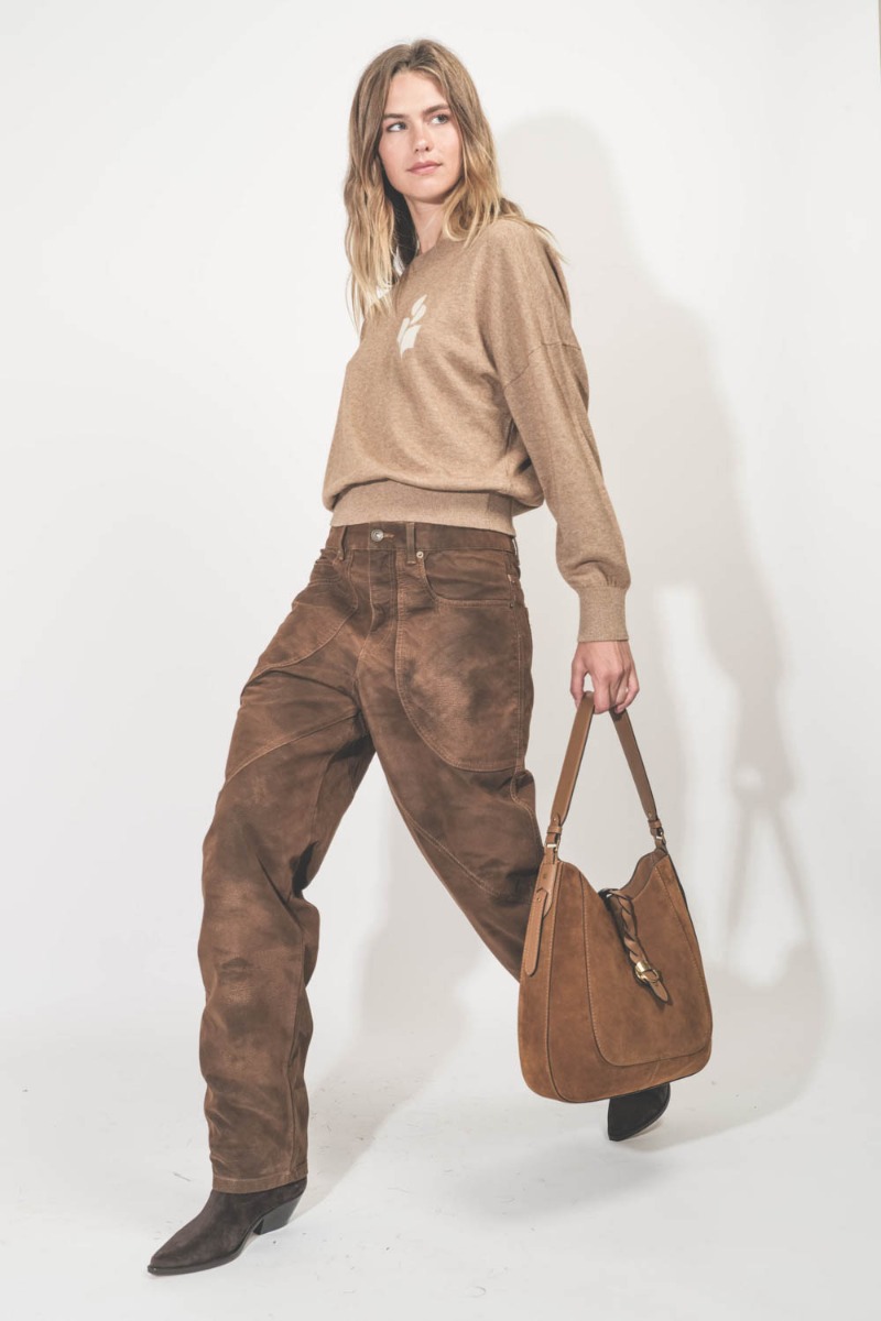 Bottes Duerto Isabel Marant en cuir suédé chocolat. Portées de profil avec un total look en camaïeux de ton chaud.