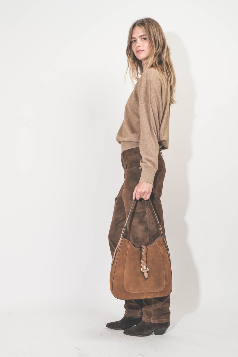 Bottes Duerto Isabel Marant en cuir suédé chocolat. Portées avec un sac cognac.