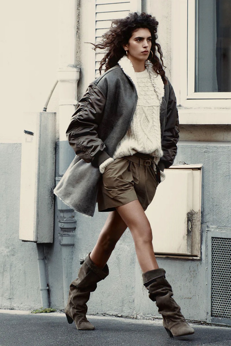 Bottes Elita Isabel Marant en cuir suédé bronze. Porté avec un short.