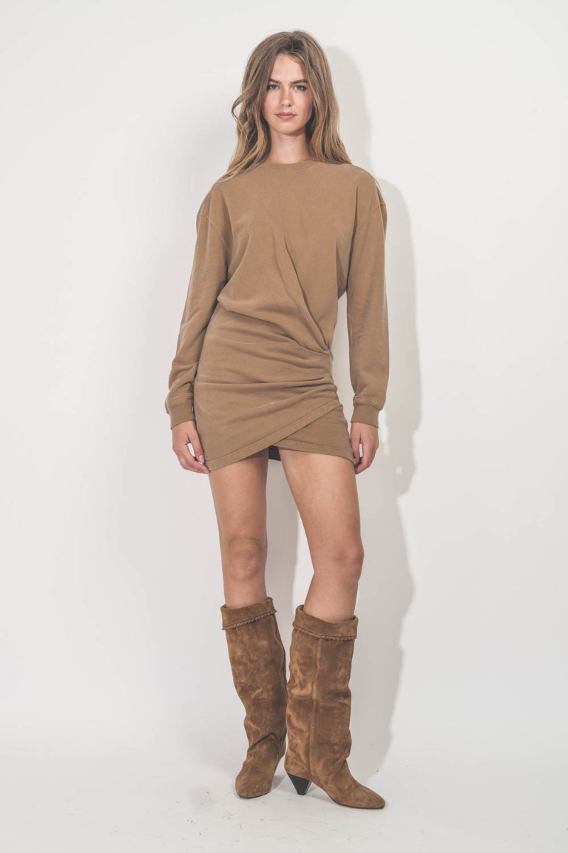 Bottes Elita Isabel Marant en cuir suédé drapé cognac, portées de face et profil.