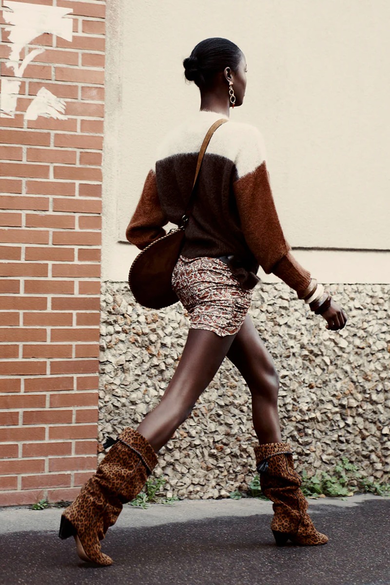 Boucles d'oreilles pendantes Be With You Isabel Marant en laiton doré et résine colorée rouge Henna. Portées de profil.