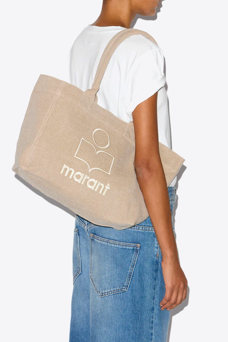 Sac cabas Yenky Zipped Isabel Marant en toile beige logo &laquo; MARANT &raquo; brod&eacute; &eacute;cru devant, port&eacute; &agrave; l'&eacute;paule.