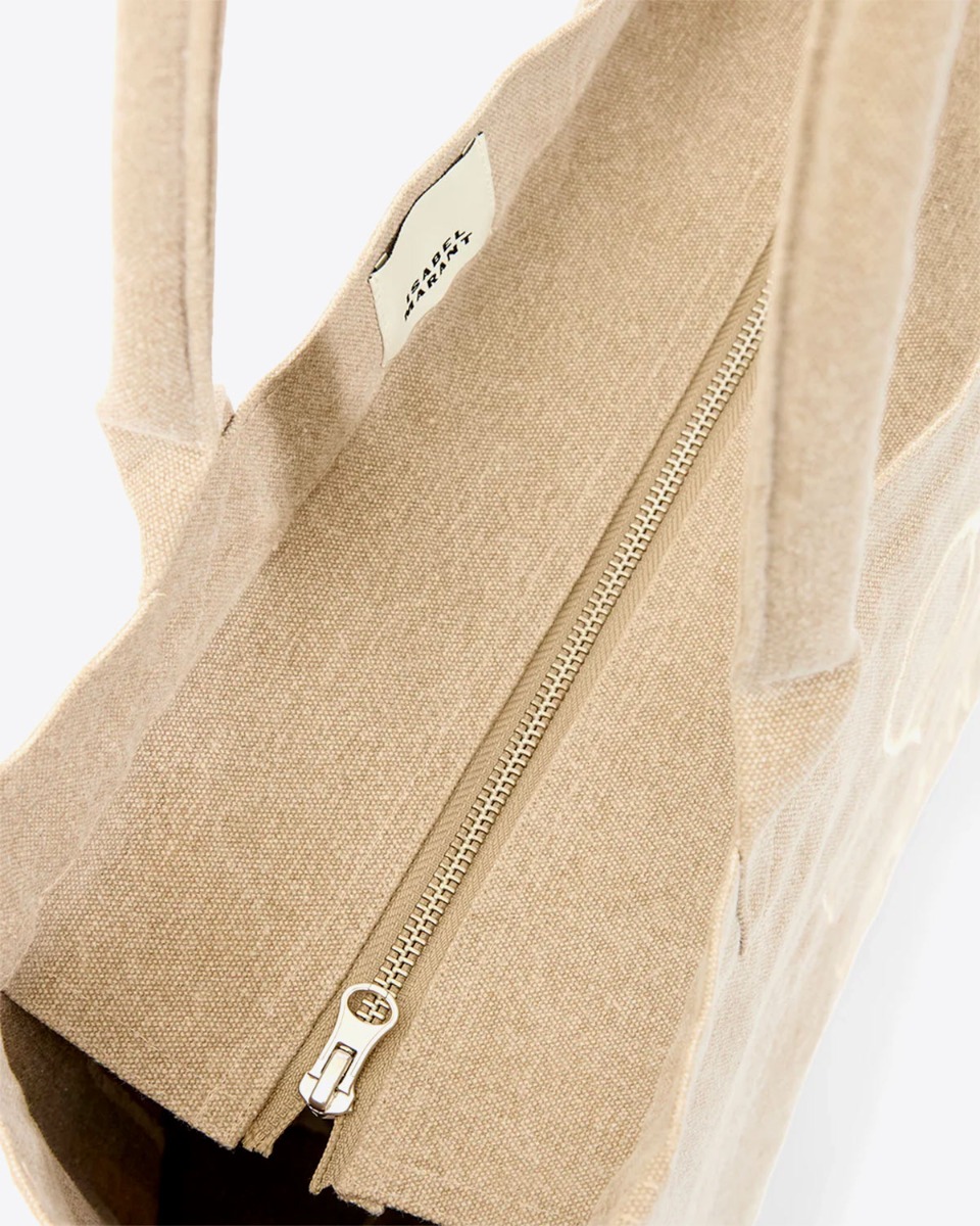 Sac cabas Yenky Zipped Isabel Marant en toile beige logo &laquo; MARANT &raquo; brod&eacute; &eacute;cru devant. D&eacute;tail de la fermeture zipp&eacute;e sur le dessus.