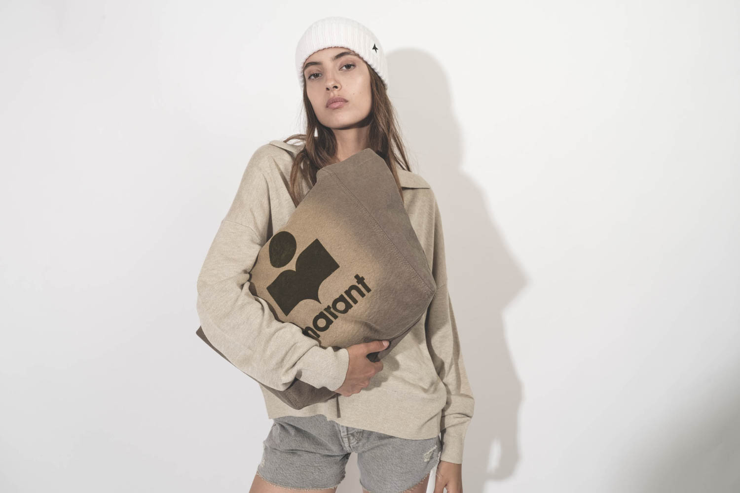 Cabas en toile petit modèle kaki délavé logo Marant Yenky Isabel Marant. Porté sous le bras.