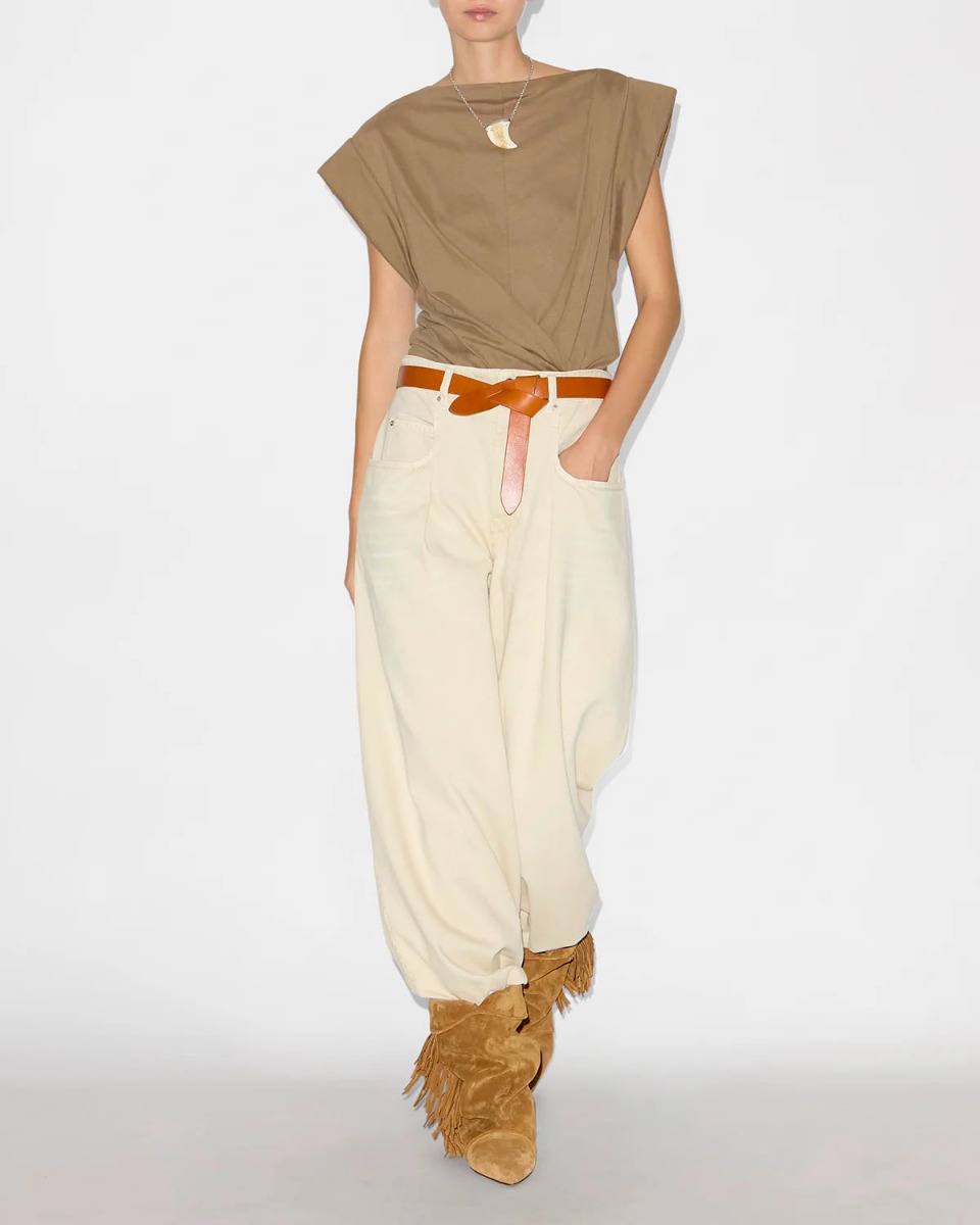 Ceinture Lecce Isabel Marant en cuir lisse naturel à nouer. Porté à la taille avec un pantalon écru. 